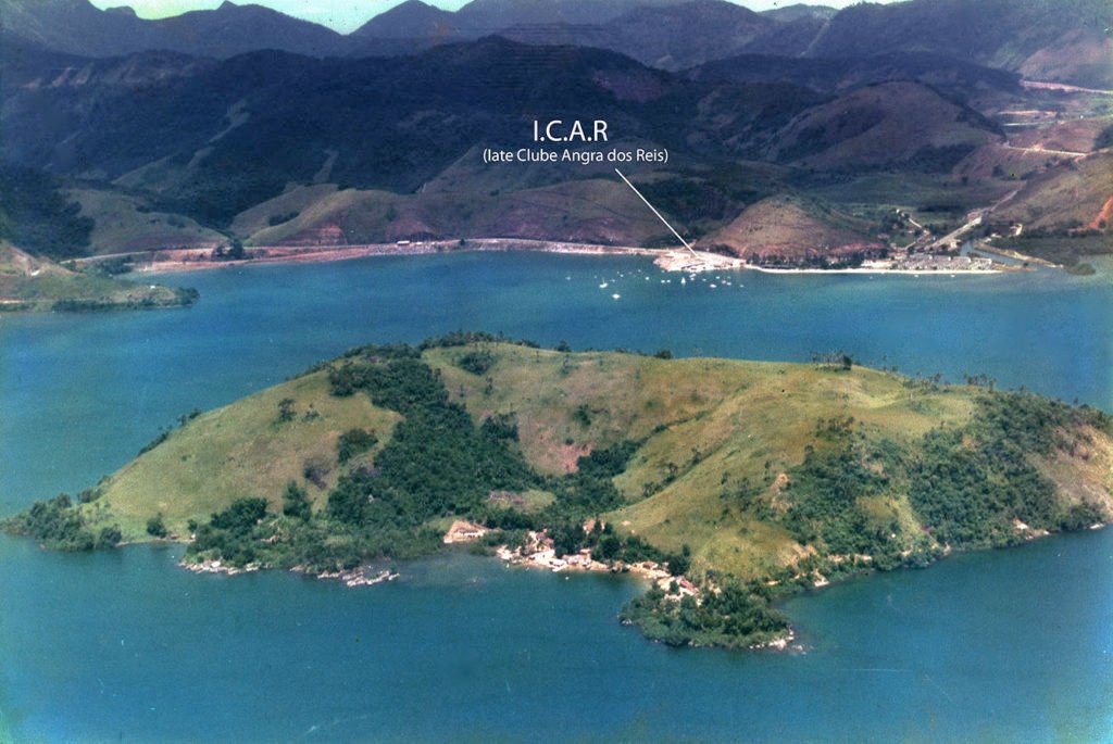 Vista aérea da Ilha da Caieira, com o Iate Clube de Angra dos Reis (ICAR) no continente ao fundo